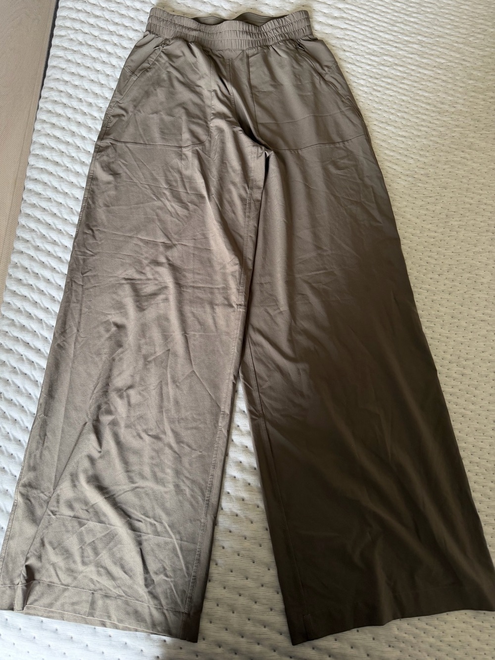Lululemon Swift Wide-Leg Mid-Rise Pant NOMD 4
Olive green color